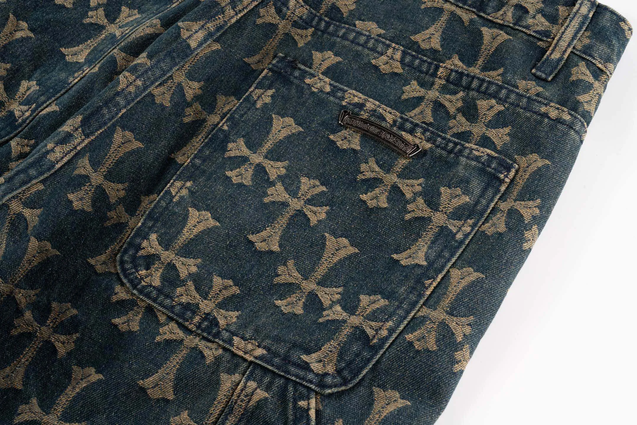 P220 Chrome Hearts｜Chrome Hearts CH all-over printed jacquard bootcut jeans - 2024 autumn new product, the same style as the Internet celebrity star's cross-printed jeans, with unique cross design elements and all-over printing, full of design sense. It is made of 100% denim cotton fabric with heavy coarse yarn count, which ensures a stiff and tough silhouette while being soft, comfortable and breathable. The lapel is designed with silver buttons and is full of texture.  The classic dark yellow cross logo is all over the pants. They are generous and full of personality without being exaggerated. They are perfect for spring and summer!    Custom hardware! Same style for couples!  Three standards are complete, the same style for men and women, non-market ordinary version, feel free to compare and the quality is absolutely guaranteed. Style number: 1652# Color: blue Size: S-XXL (28-36)